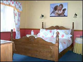 Photograph Waterhall Country House Hotel - Double bedroom<br />
Photograph Waterhall Country House Hotel - Double bedroom