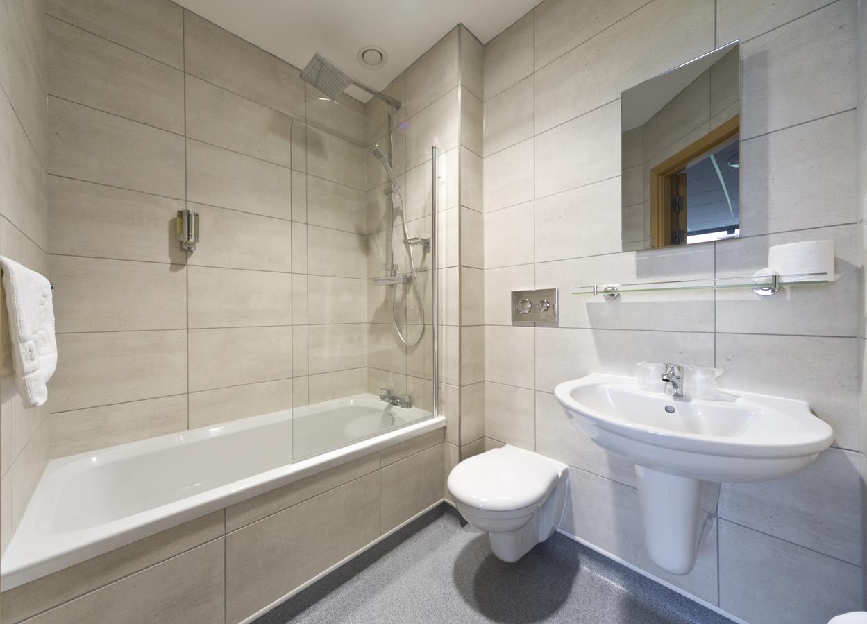 Headingley Lodge Hotel Bathroom