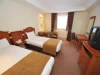 Holiday Inn Manchester Airport bedroom
