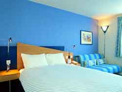 Holiday Inn Newcastle Metro Centre hotel bedroom